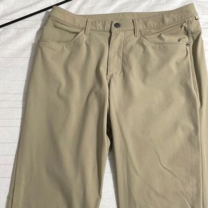 LIKE NEW LULULEMON MENS SIZE 32 ABC CLASSIC PANTS.